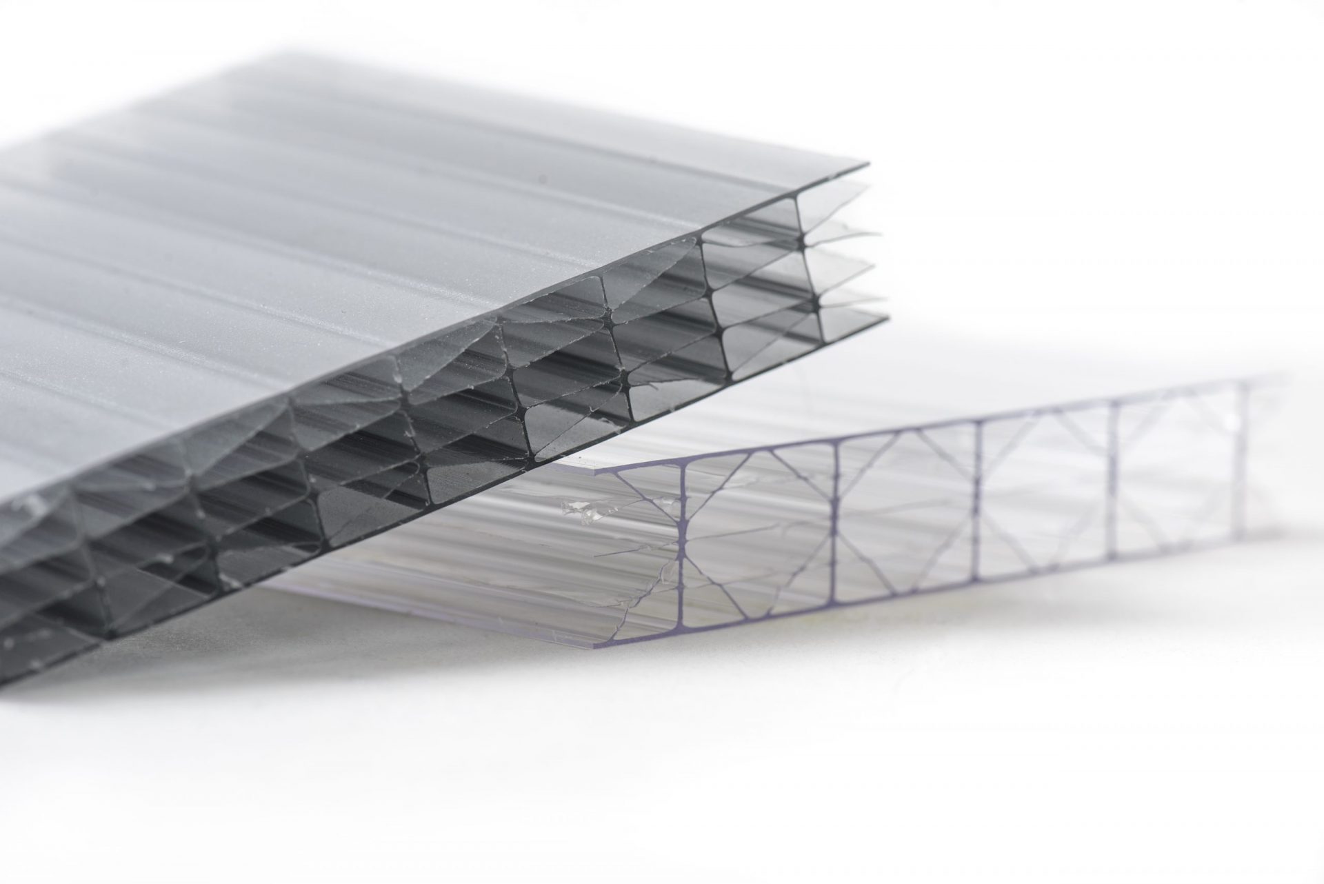 Querschnitt einer athermisch grauen Polycarbonatplatte Solar Control