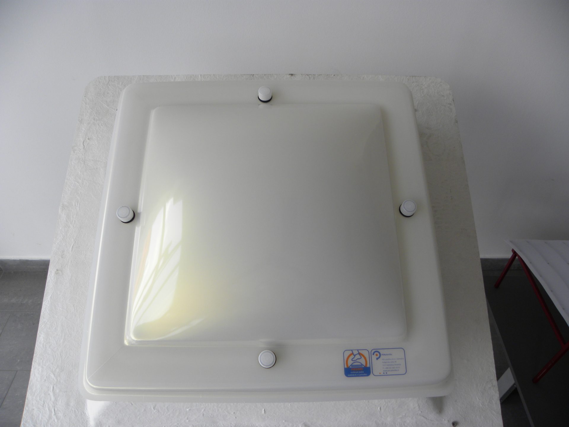 Lichtkuppel mit sichtbaren Befestigungselementen