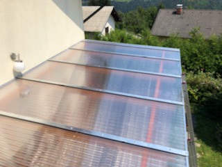 Polycarbonat-Stegplatten auf einer Überdachung am Haus