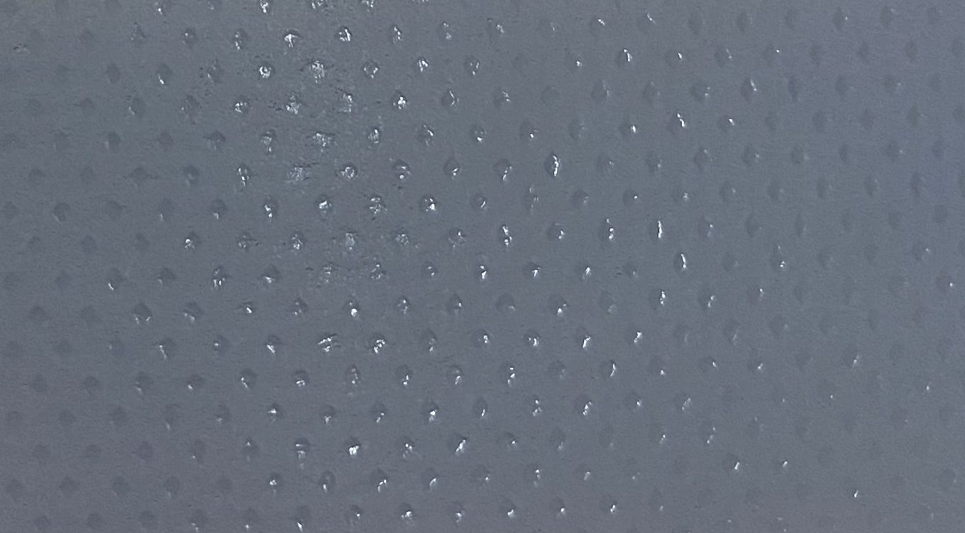 Protipra&scaron;ni trak brez perforacije