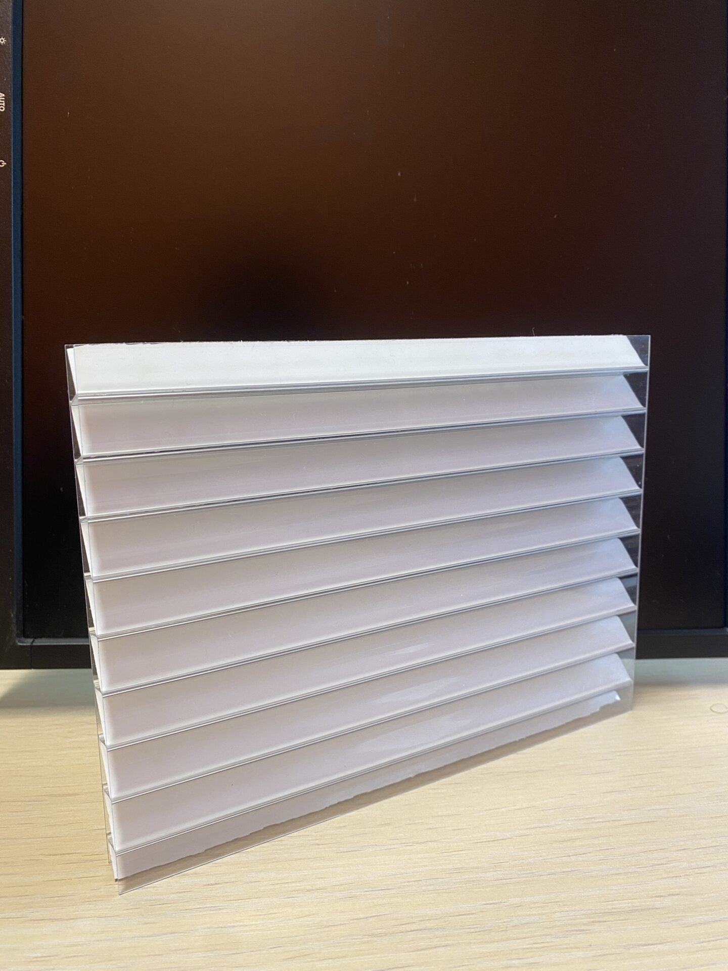 Polycarbonatplatte mit weißen diagonalen Stegen zur Beschattung