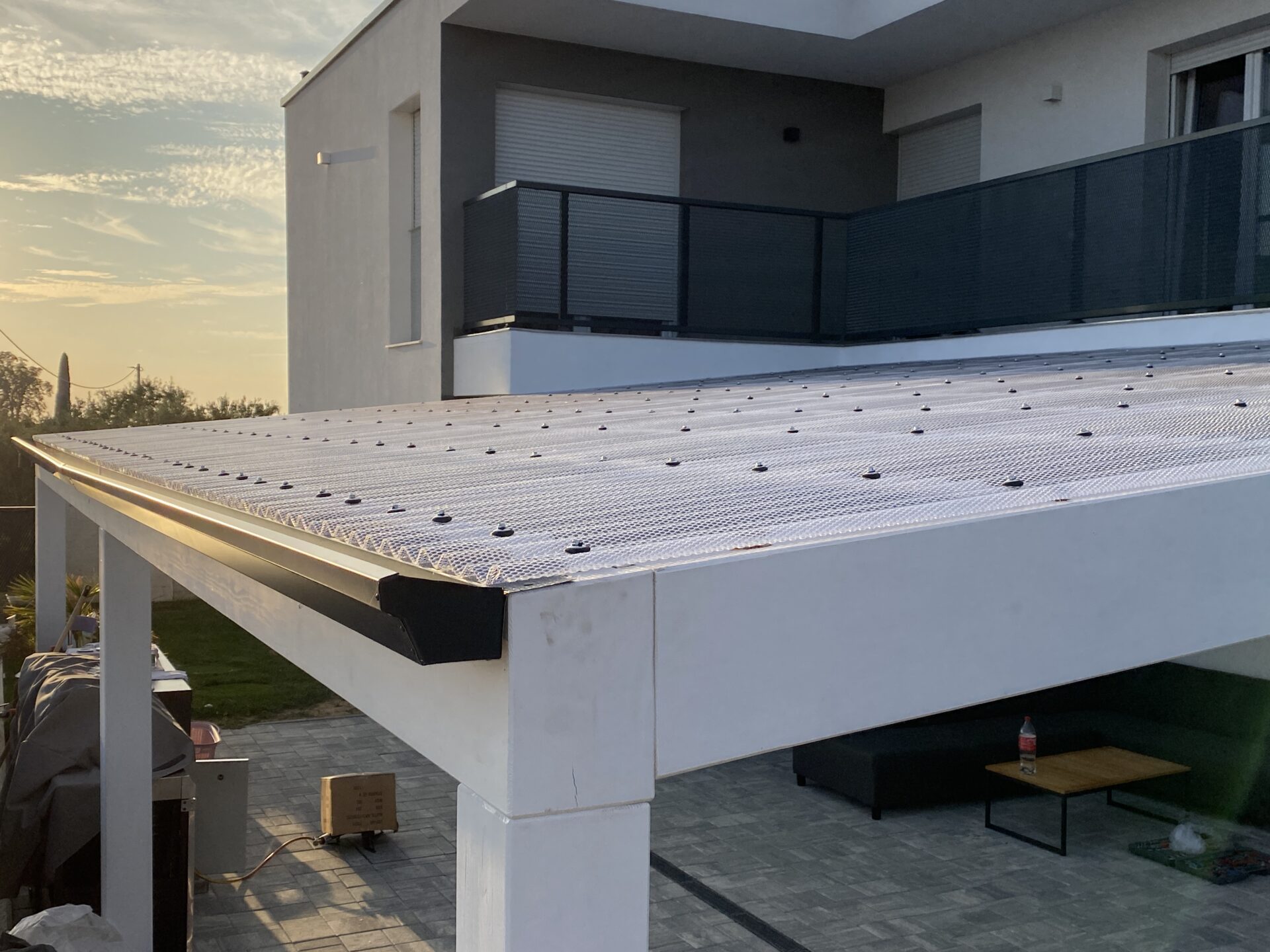 Prozorna valovitka na nadstre&scaron;ku